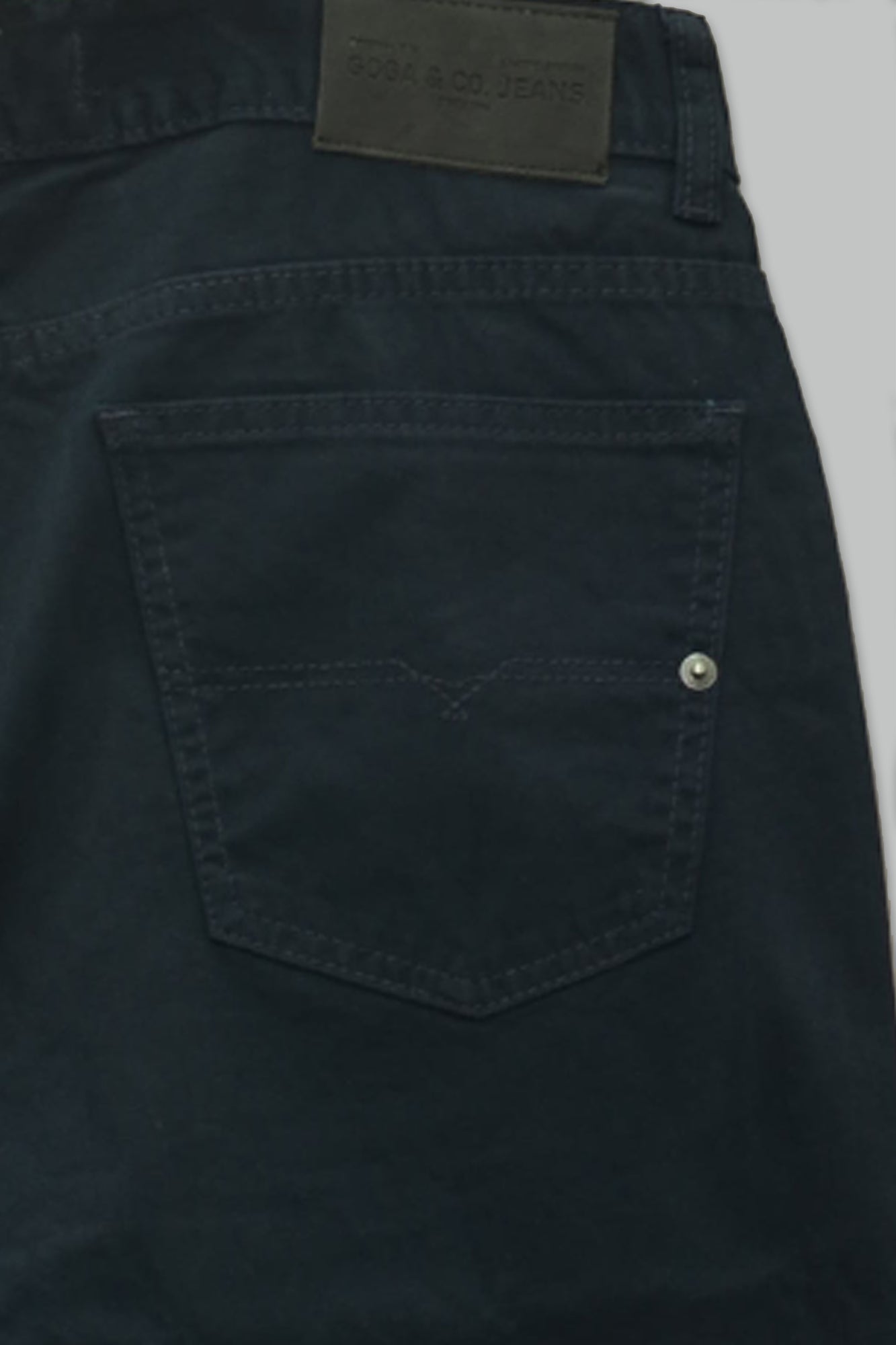 Pantalón Gabardina corte recto para hombre.