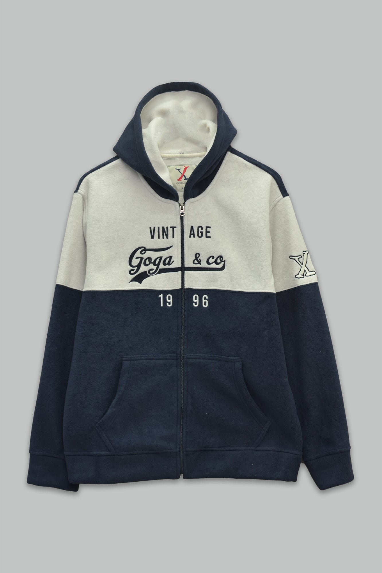 Sudadera polar para hombre, bordada con manga larga, bolsas frontales y cierre.