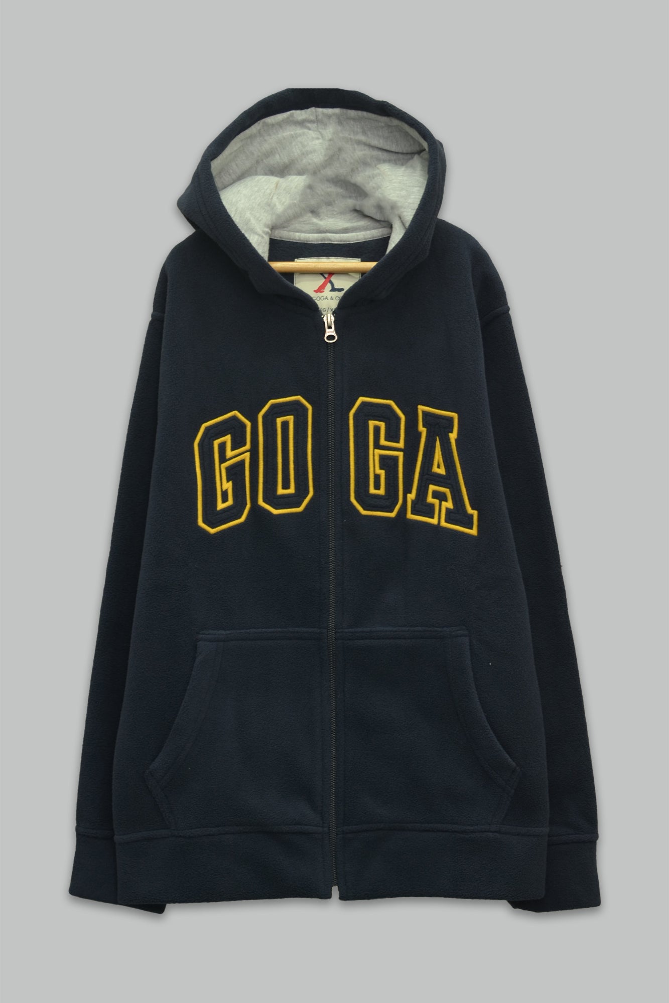 Sudadera polar para Niño bordada con manga larga, capucha ajustable, bolsas frontales y cierre.