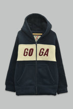 Sudadera sherpa niño bordada con manga larga, capucha ajustable, bolsas frontales y cierre.