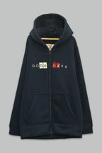 Sudadera sherpa niño bordada con manga larga, capucha ajustable, bolsas frontales y cierre.