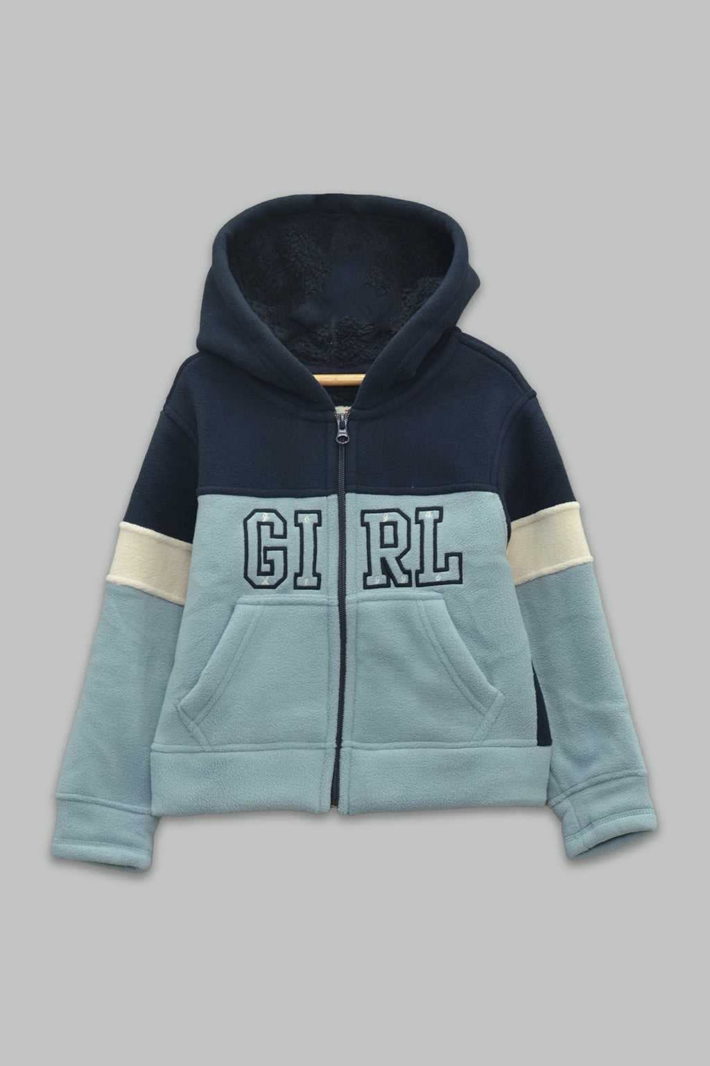 Sudadera sherpa niña bordada con manga larga, capucha ajustable, bolsas frontales y cierre