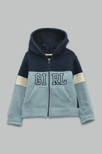 Sudadera sherpa niña bordada con manga larga, capucha ajustable, bolsas frontales y cierre