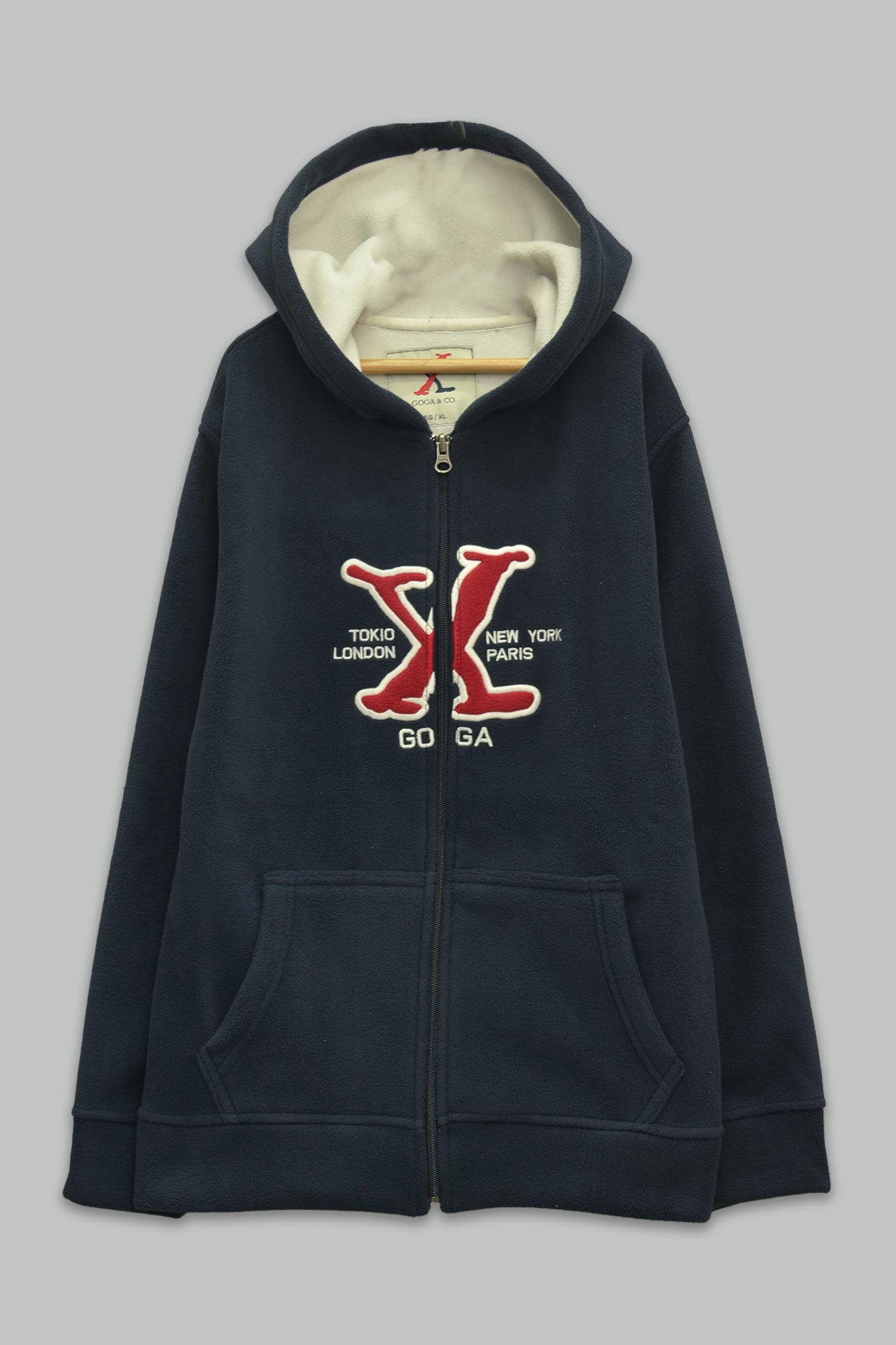 Sudadera polar para Niño bordada con manga larga, capucha ajustable, bolsas frontales y cierre.
