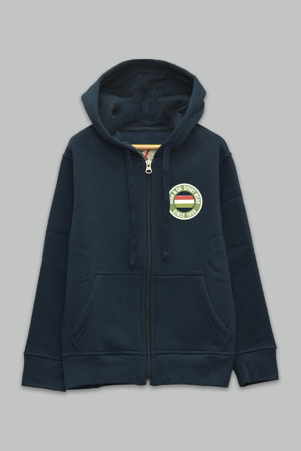 Sudadera felpa Niño bordada con manga larga, capucha ajustable, bolsas frontales y cierre.