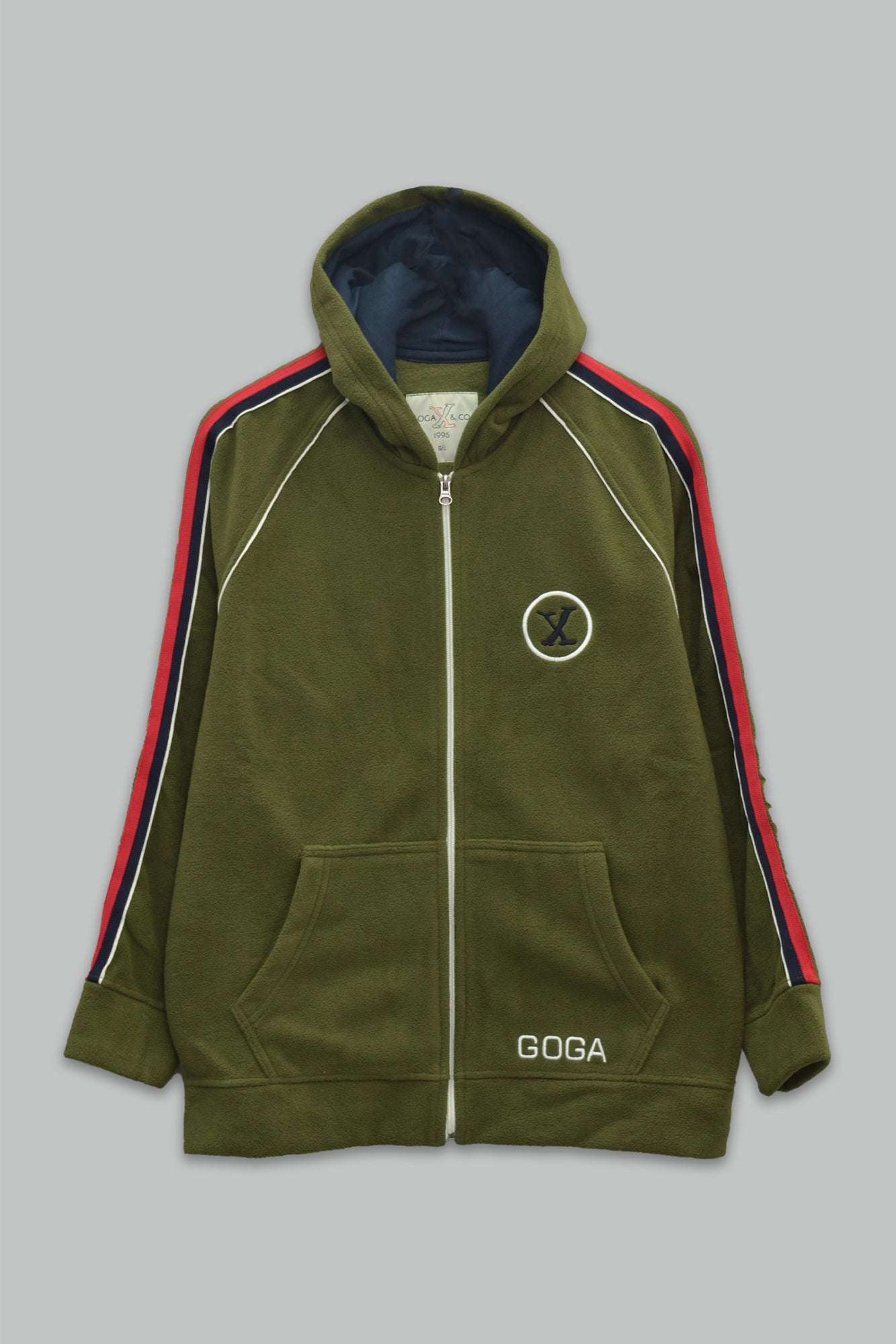Sudadera polar para hombre, bordada con manga larga, bolsas frontales y cierre.