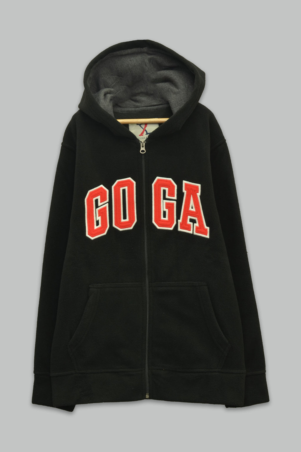 Sudadera polar para Niño bordada con manga larga, capucha ajustable, bolsas frontales y cierre.