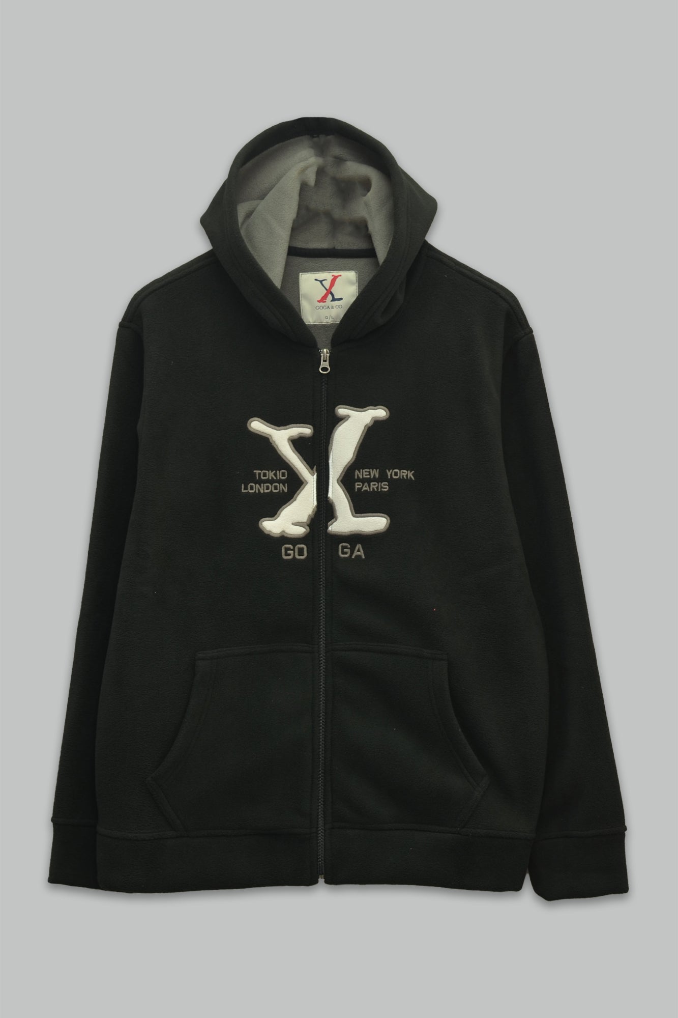 Sudadera polar para hombre, bordada con manga larga, bolsas frontales y cierre.