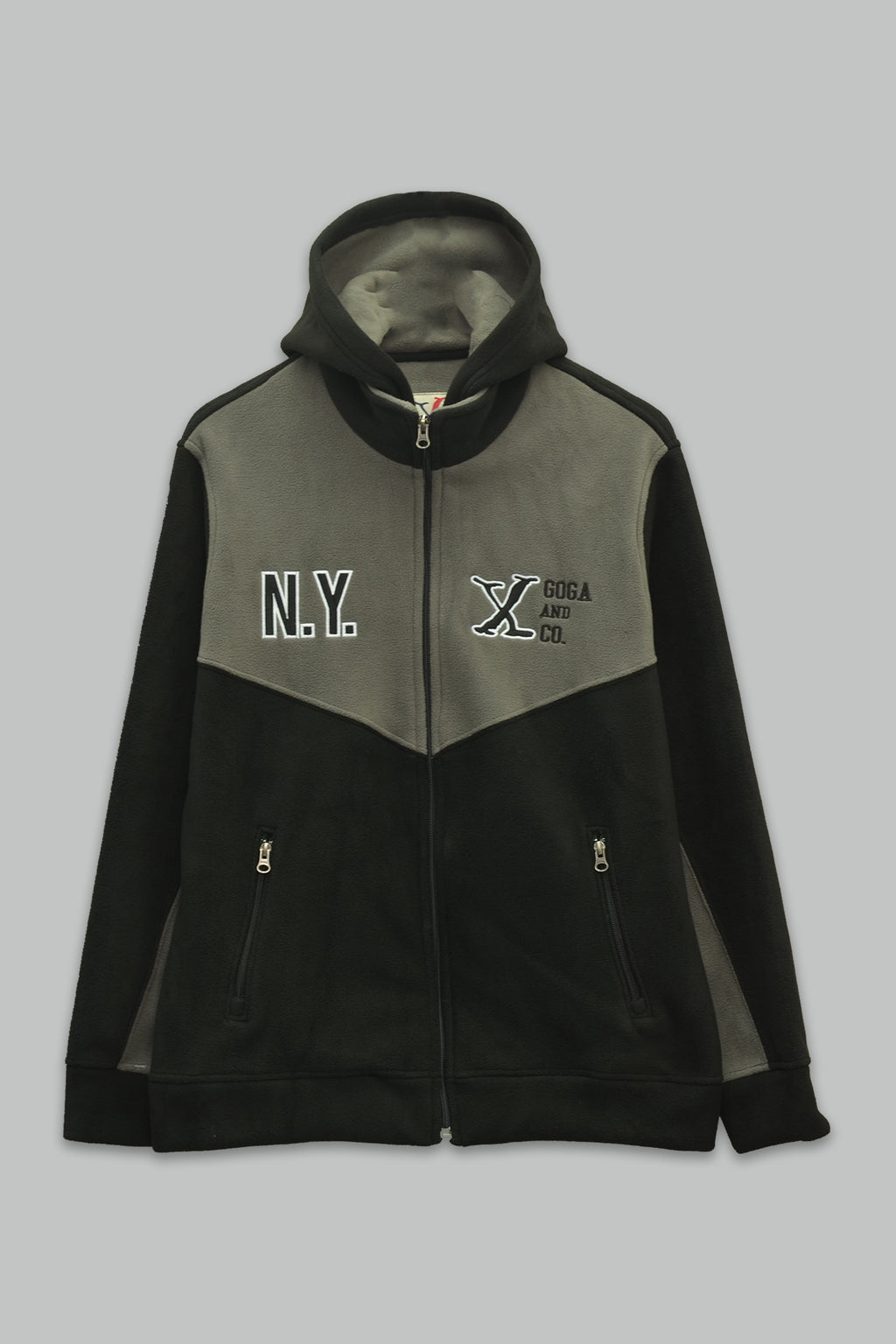 Sudadera polar para hombre, bordada con manga larga, bolsas frontales y cierre.
