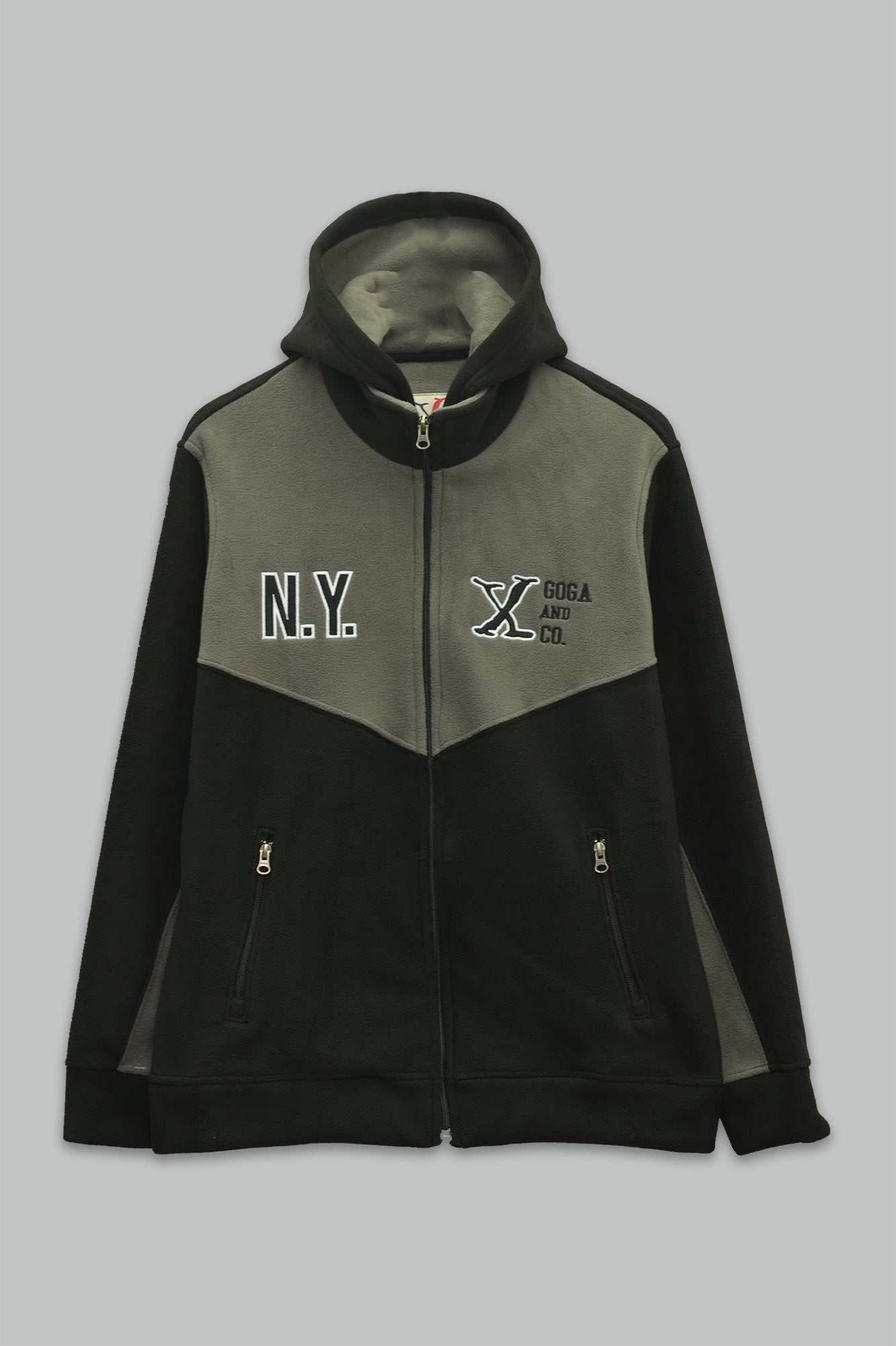 Sudadera polar para hombre, bordada con manga larga, bolsas frontales y cierre.