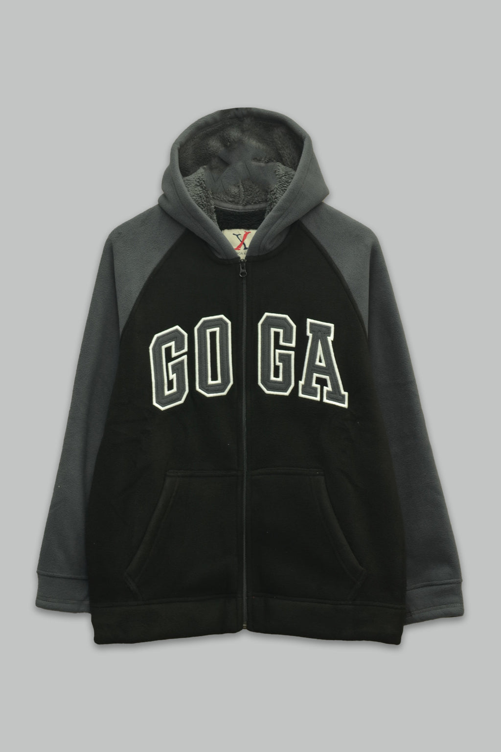 Sudadera sherpa para hombre, bordada, con capucha ajustable, bolsas frontales y cierre.