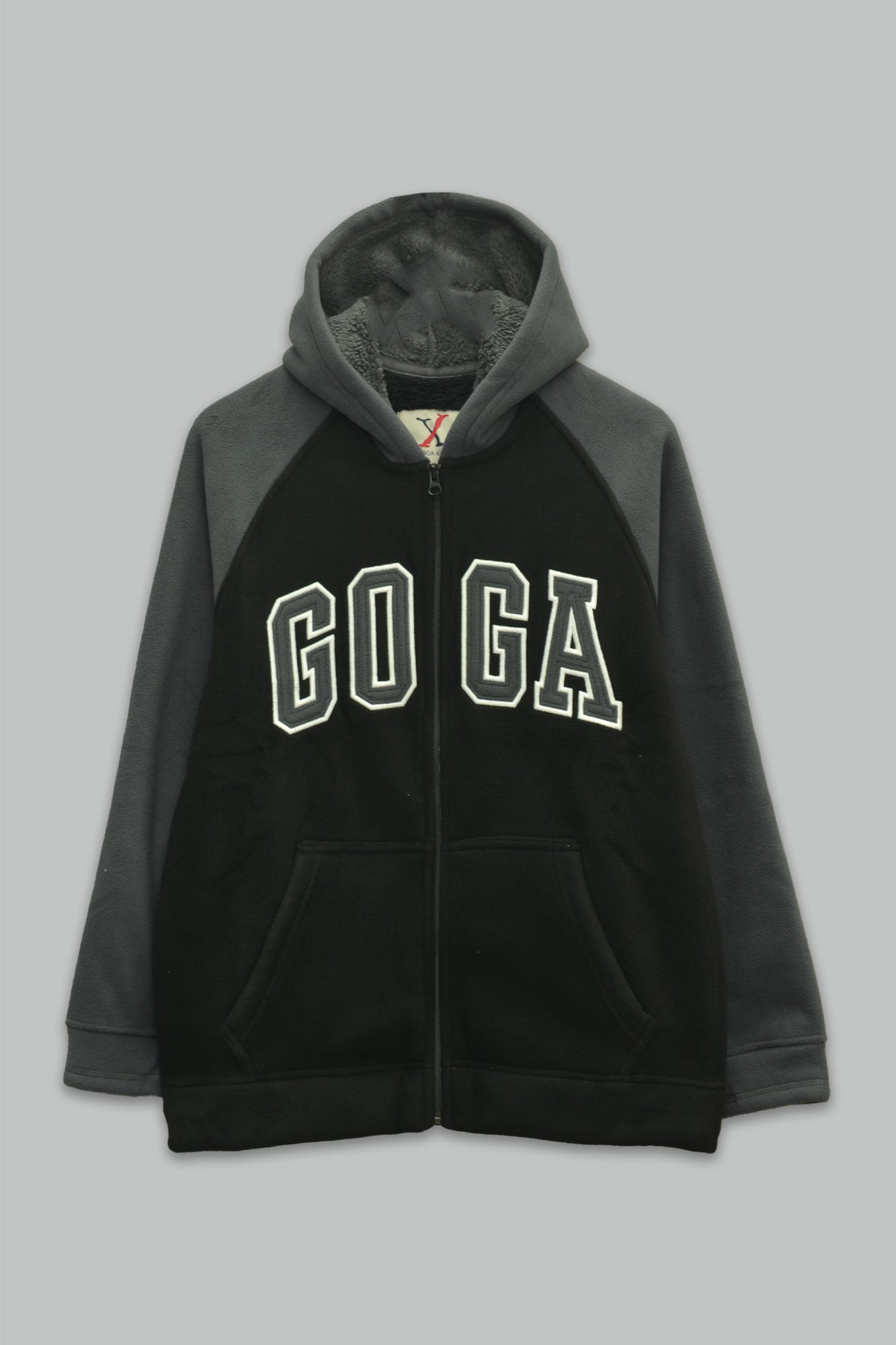 Sudadera sherpa para hombre, bordada, con capucha ajustable, bolsas frontales y cierre.