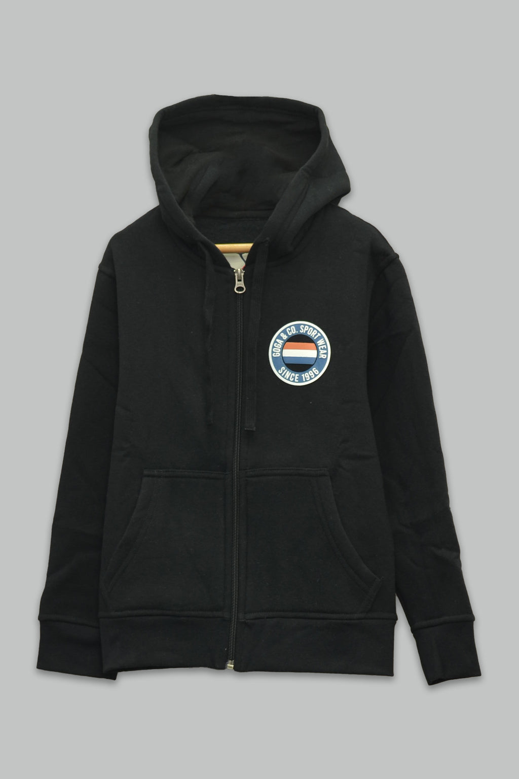 Sudadera felpa Niño bordada con manga larga, capucha ajustable, bolsas frontales y cierre.