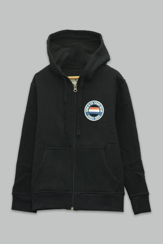 Sudadera felpa Niño bordada con manga larga, capucha ajustable, bolsas frontales y cierre.