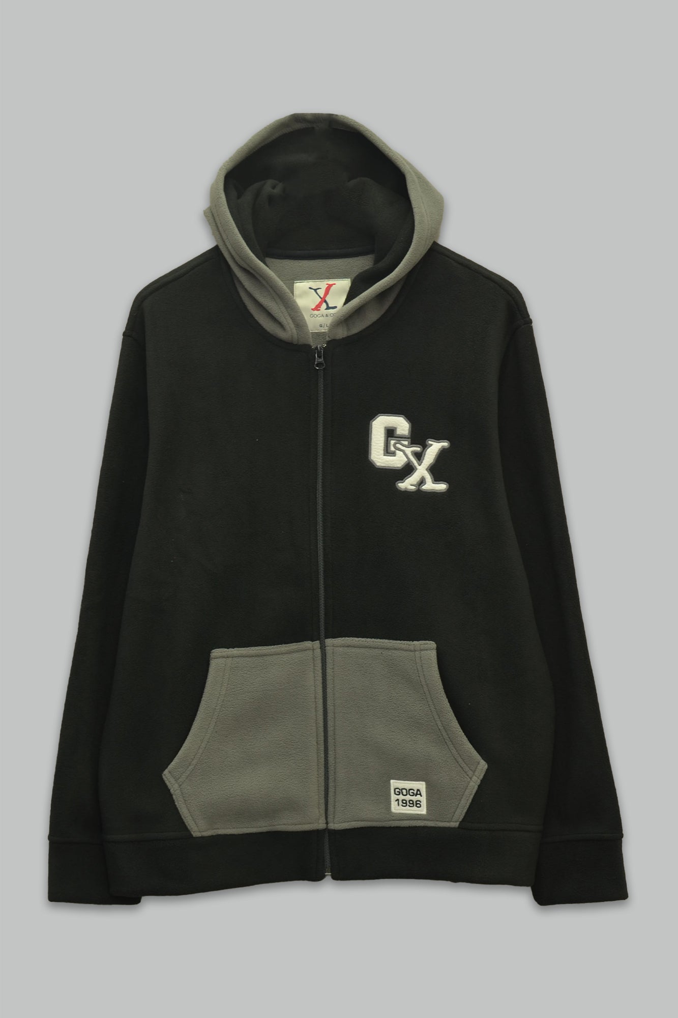 Sudadera polar para hombre, bordada con manga larga, bolsas frontales y cierre.