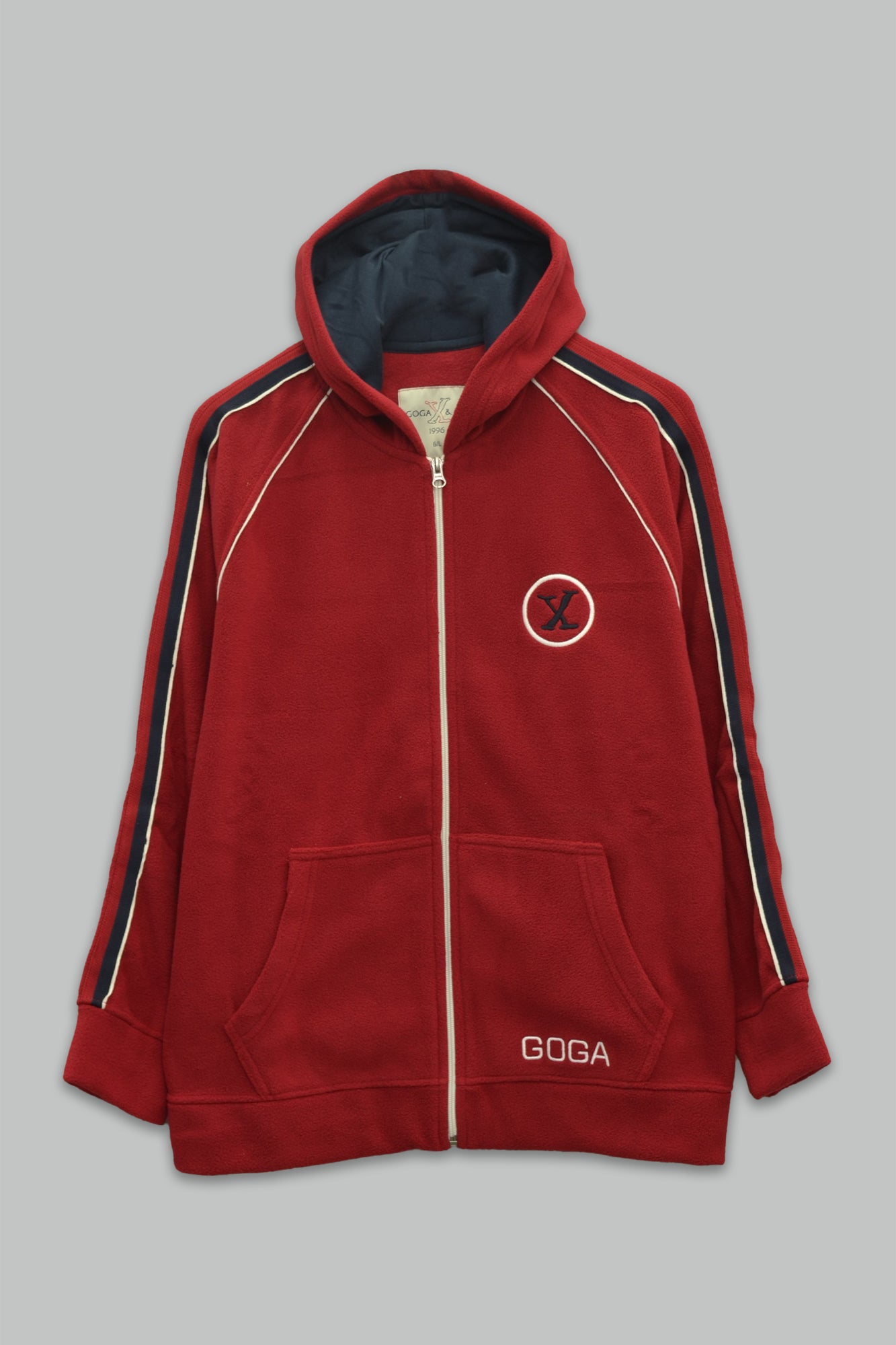 Sudadera polar para hombre, bordada con manga larga, bolsas frontales y cierre.