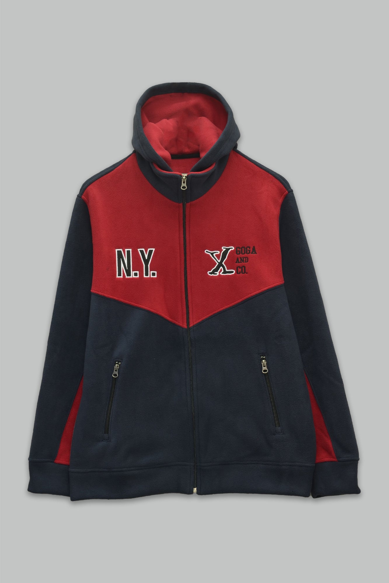 Sudadera polar para hombre, bordada con manga larga, bolsas frontales y cierre.