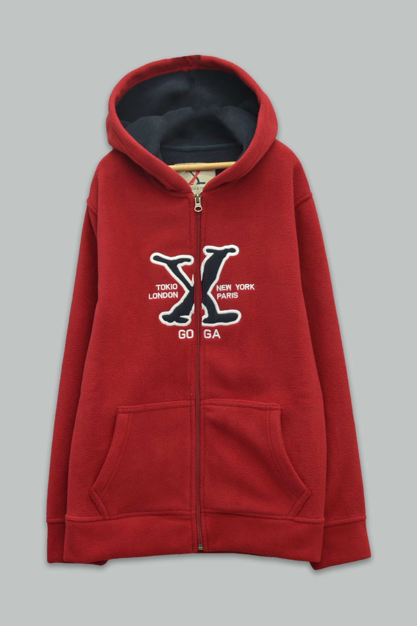 Sudadera polar para Niño bordada con manga larga, capucha ajustable, bolsas frontales y cierre.