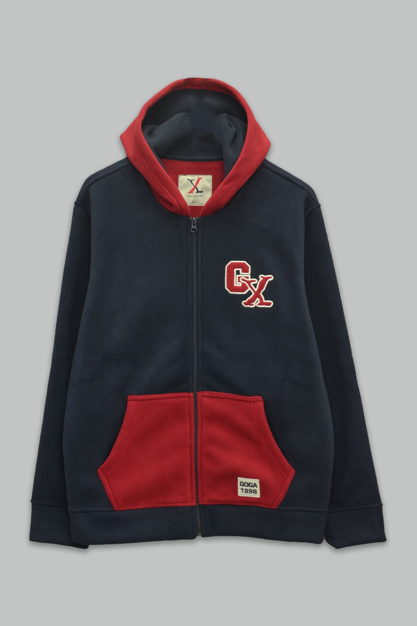 Sudadera polar para hombre, bordada con manga larga, bolsas frontales y cierre.