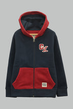 Sudadera polar para Niño bordada con manga larga, capucha ajustable, bolsas frontales y cierre.
