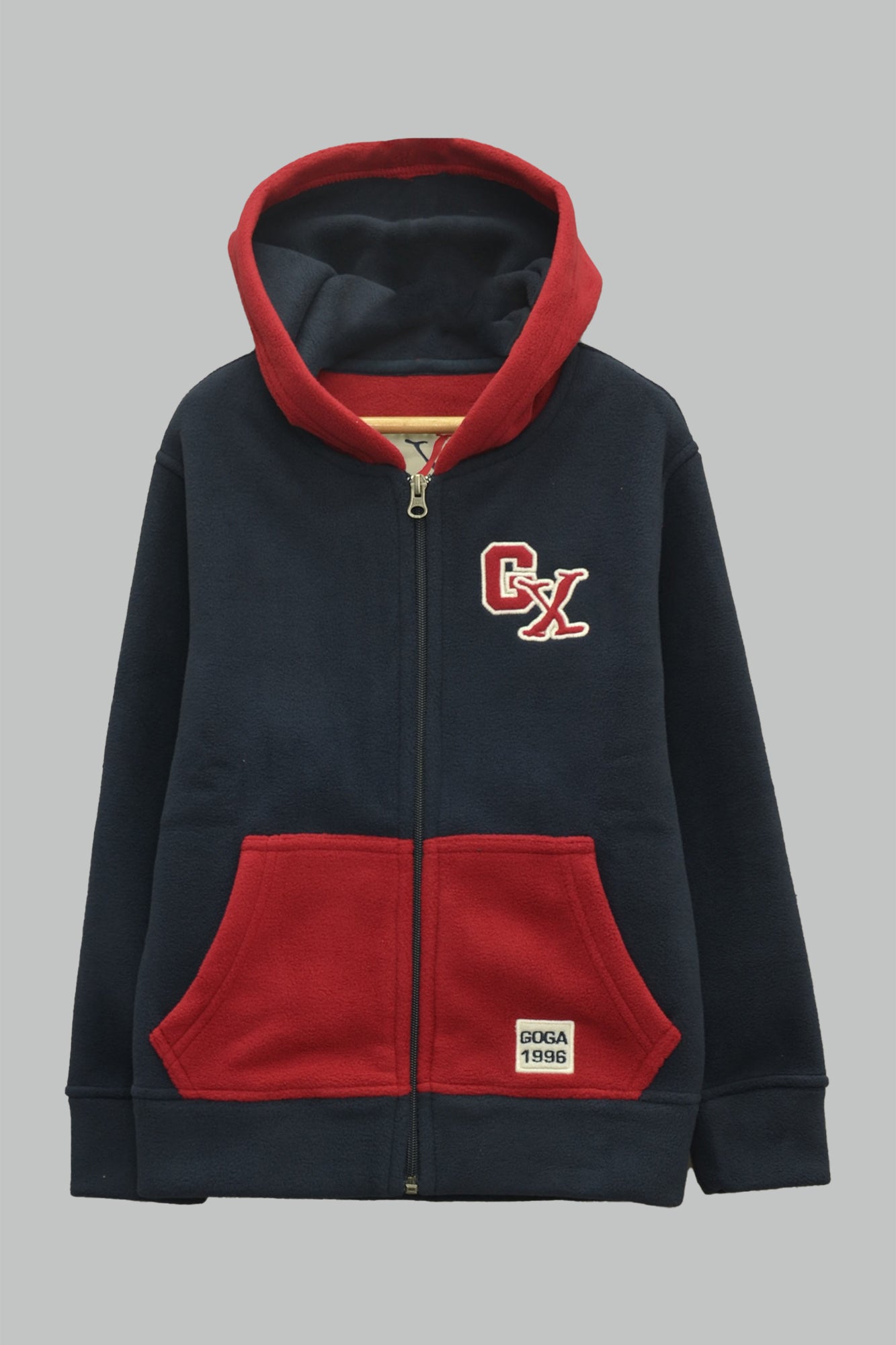 Sudadera polar para Niño bordada con manga larga, capucha ajustable, bolsas frontales y cierre.