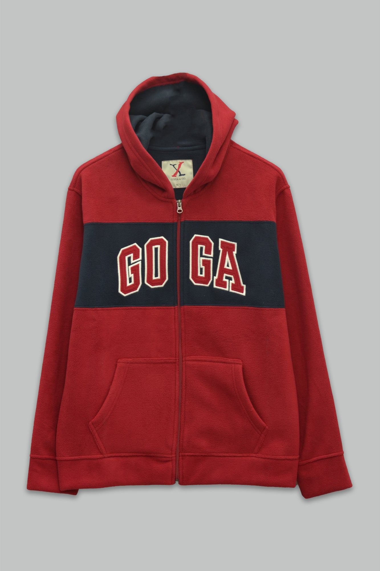 Sudadera polar para hombre, bordada con manga larga, bolsas frontales y cierre.