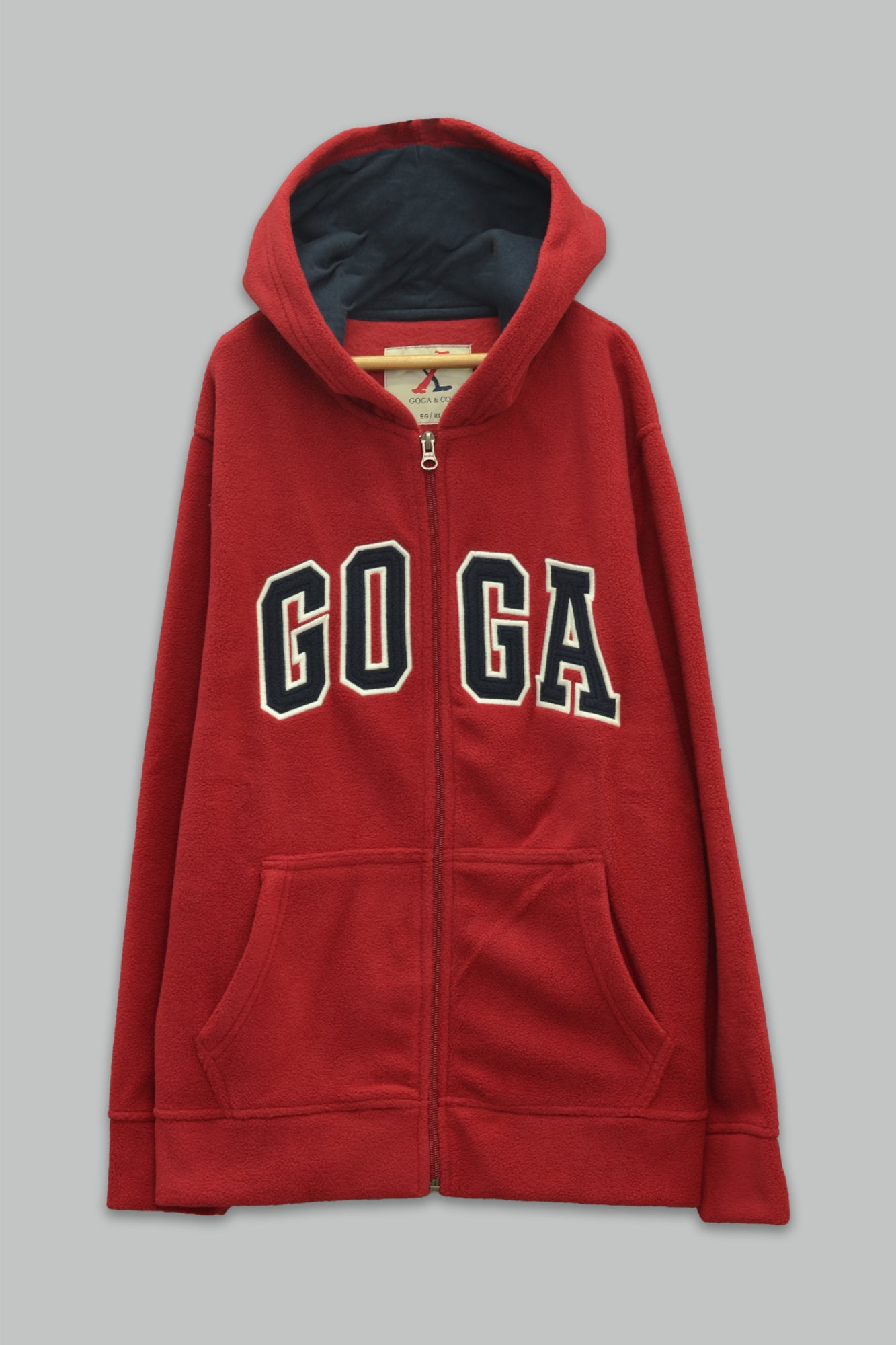 Sudadera polar para Niño bordada con manga larga, capucha ajustable, bolsas frontales y cierre.