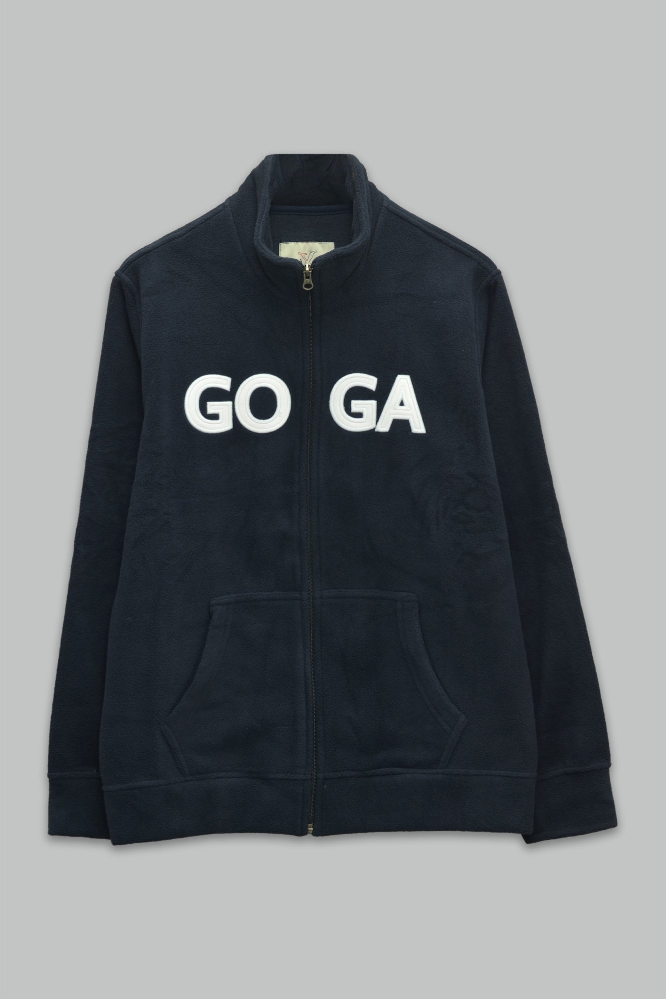 Sudadera polar bordada de cuello alto, con manga larga, bolsas frontales y cierre