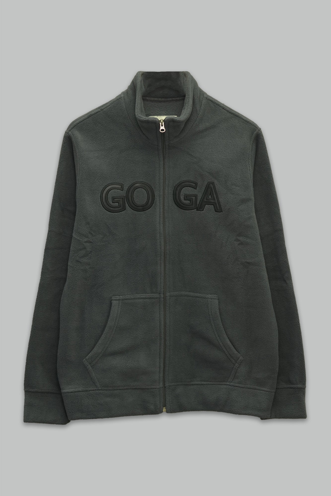 Sudadera polar bordada de cuello alto, con manga larga, bolsas frontales y cierre