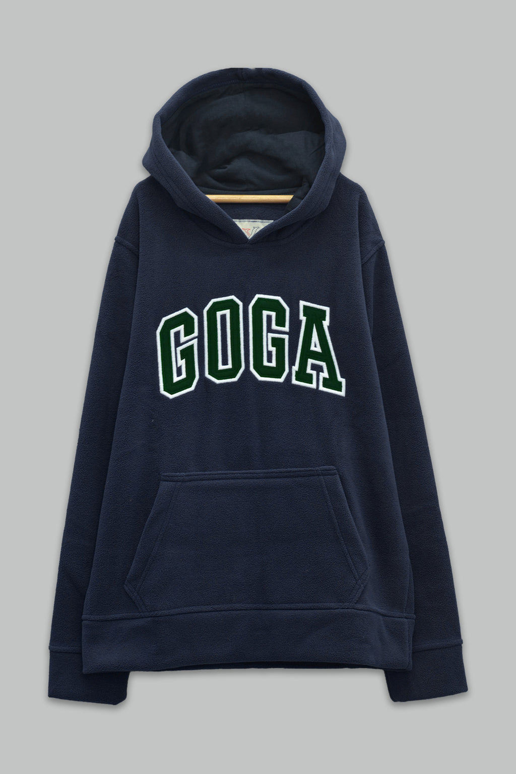 Sudadera polar para Niño bordada con manga larga, capucha ajustable, bolsas frontales y cierre.