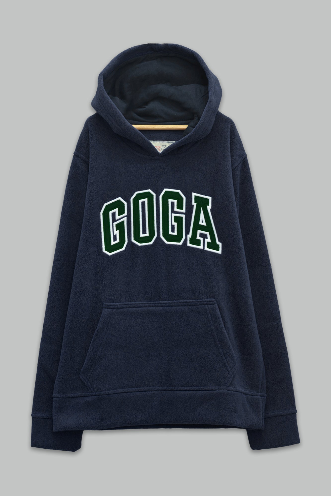 Sudadera polar para Niño bordada con manga larga, capucha ajustable, bolsas frontales y cierre.