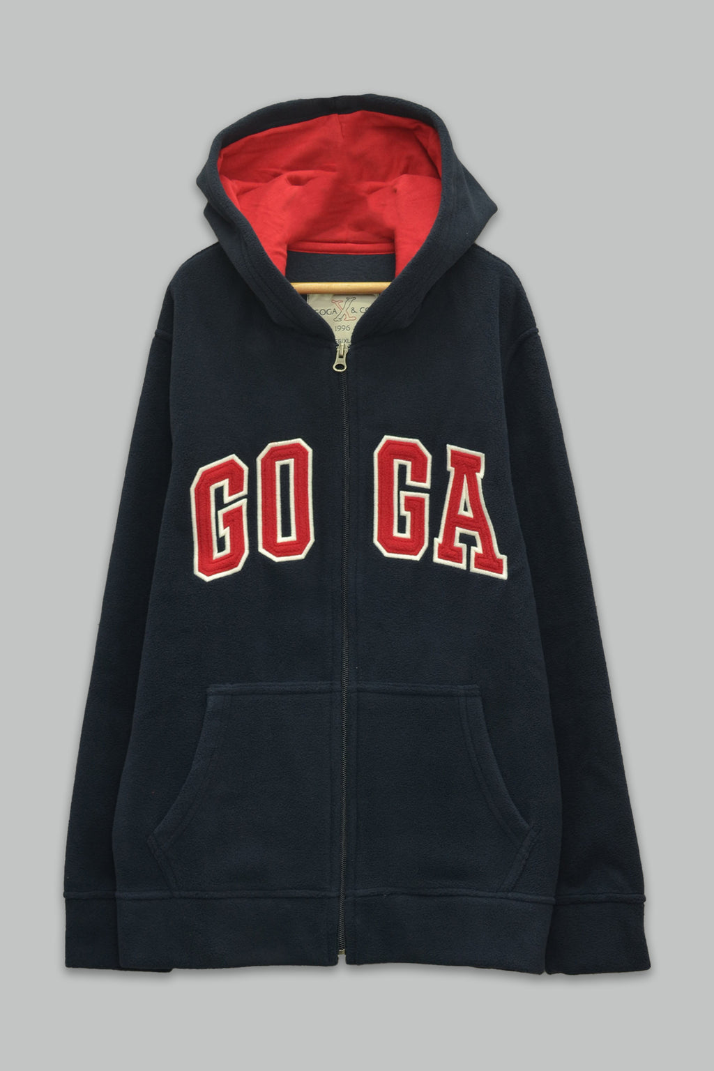 Sudadera polar bordada con manga larga, capucha ajustable, bolsa frontal.