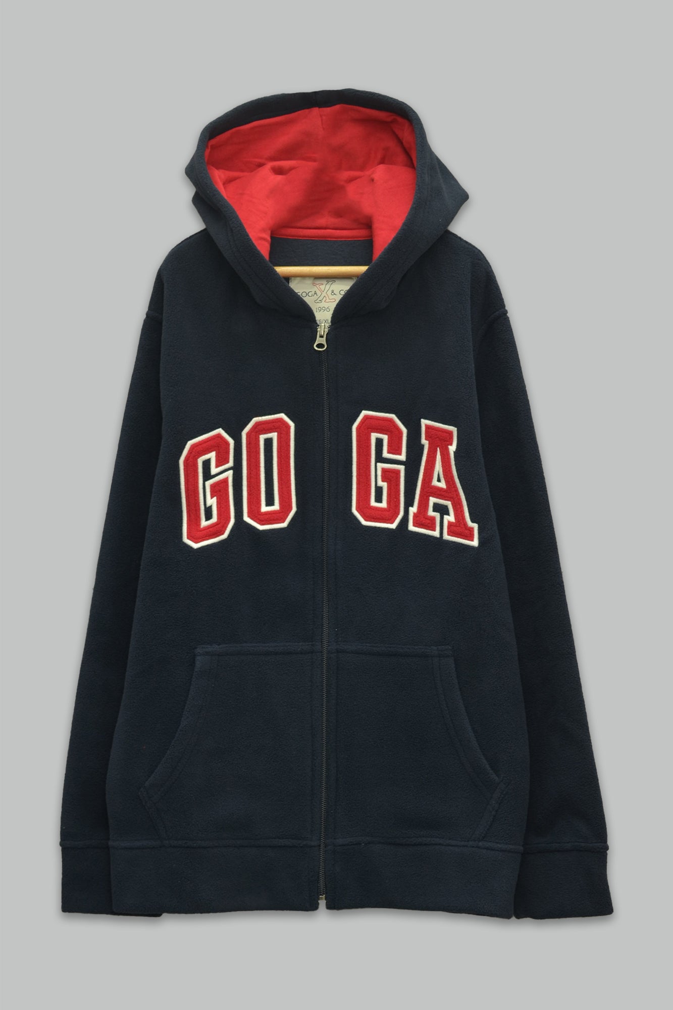 Sudadera polar bordada con manga larga, capucha ajustable, bolsa frontal.
