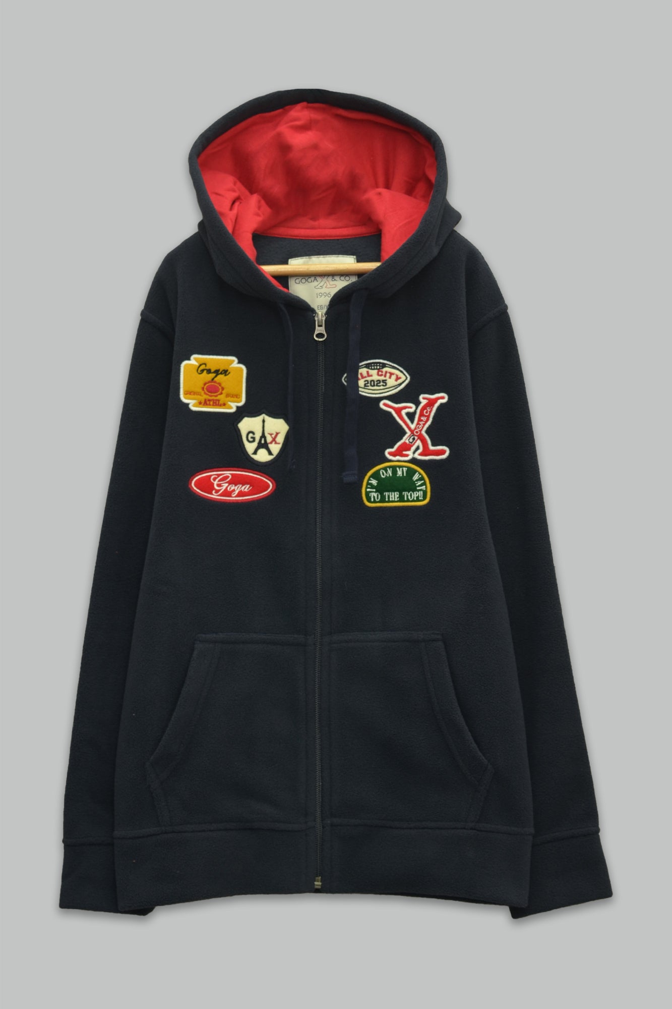 Sudadera polar para Niño bordada con manga larga, capucha ajustable, bolsas frontales y cierre.
