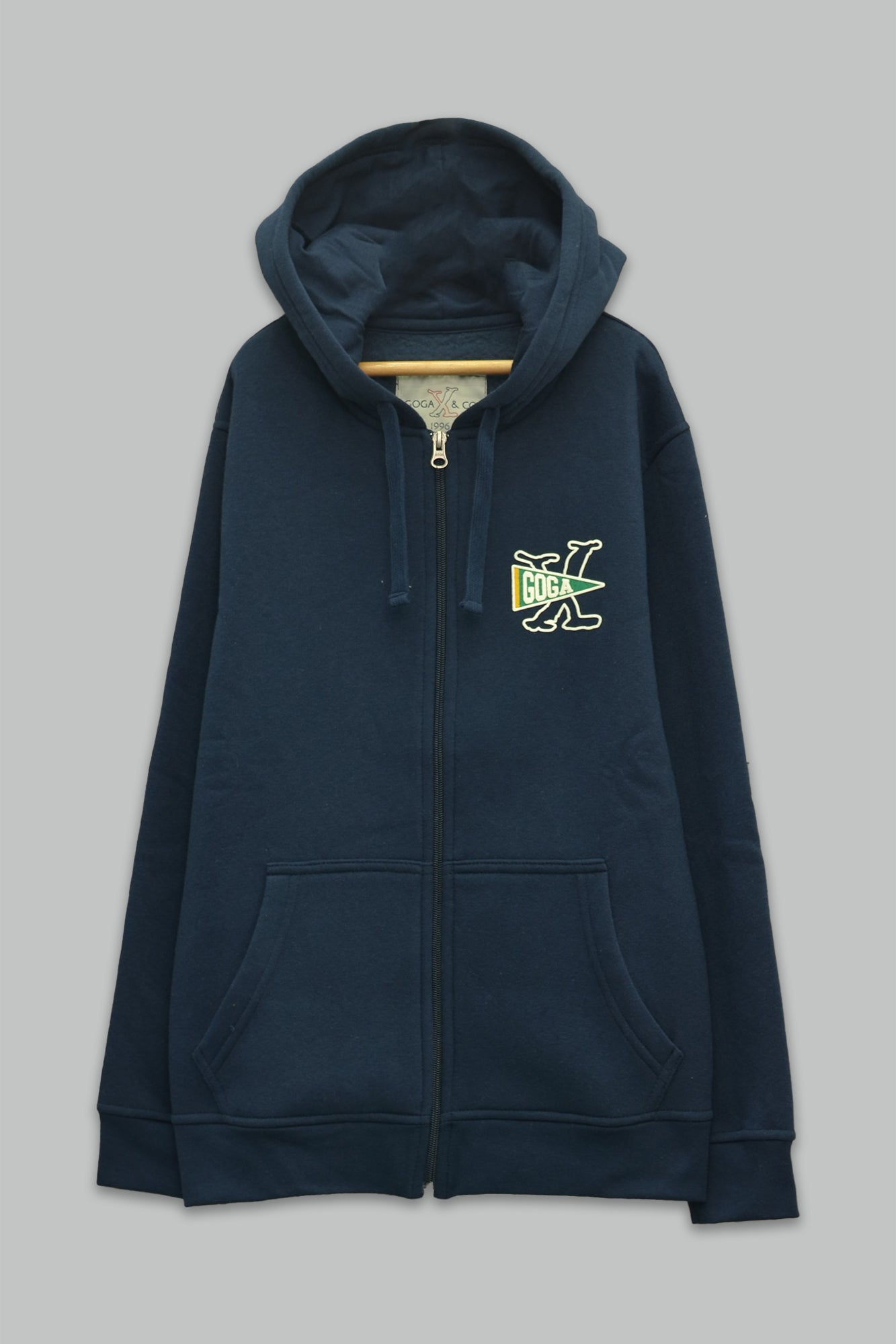 Sudadera felpa para Niño con manga larga, capucha ajustable, bolsas frontales y cierre.