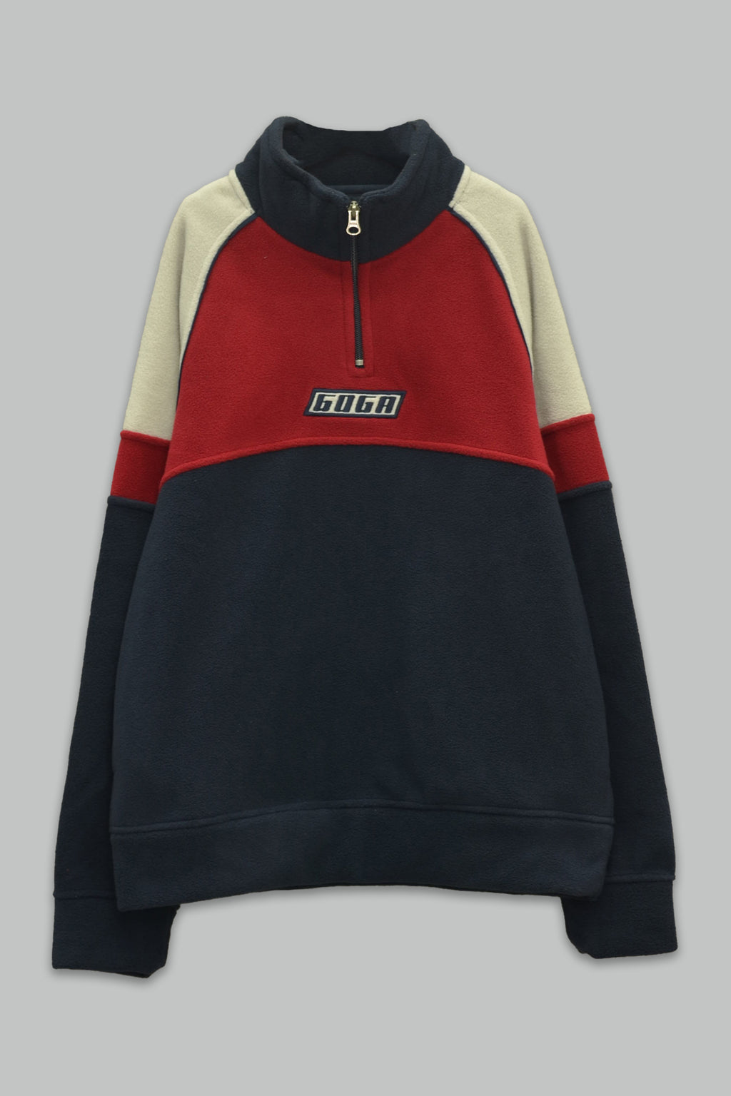 Sudadera polar para Niño bordada con manga larga, cuello alto, bolsas frontales y cierre.
