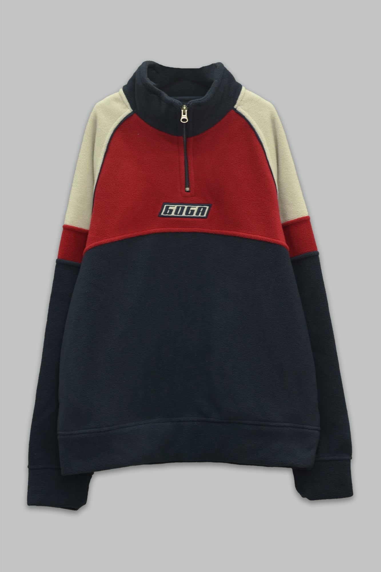 Sudadera polar para Niño bordada con manga larga, cuello alto, bolsas frontales y cierre.