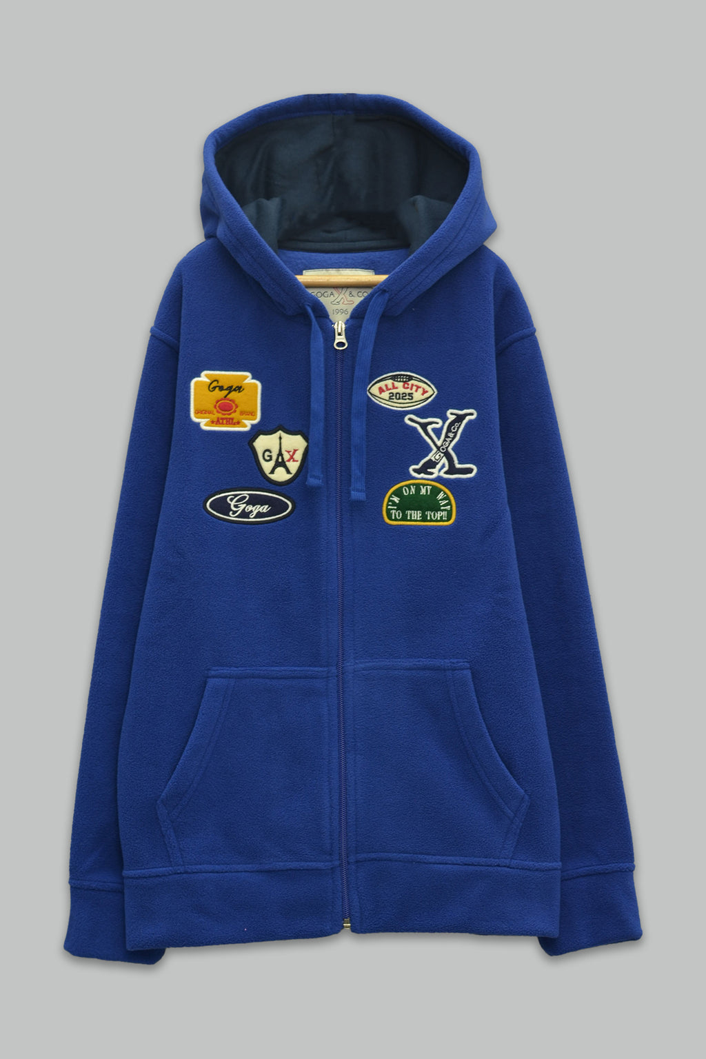 Sudadera polar para Niño bordada con manga larga, capucha ajustable, bolsas frontales y cierre.