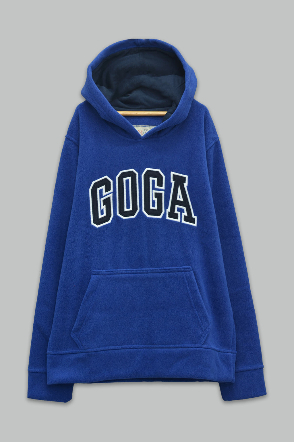Sudadera polar para Niño bordada con manga larga, capucha ajustable, bolsas frontales y cierre.