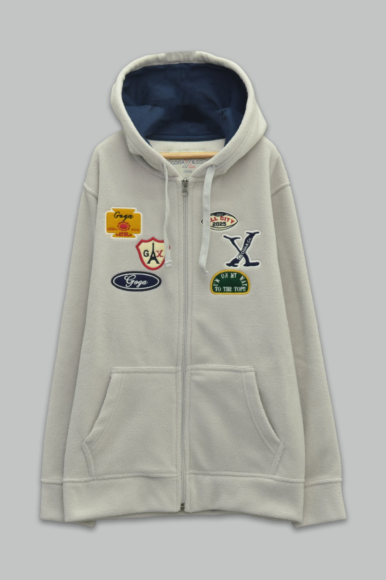 Sudadera polar para Niño bordada con manga larga, capucha ajustable, bolsas frontales y cierre.