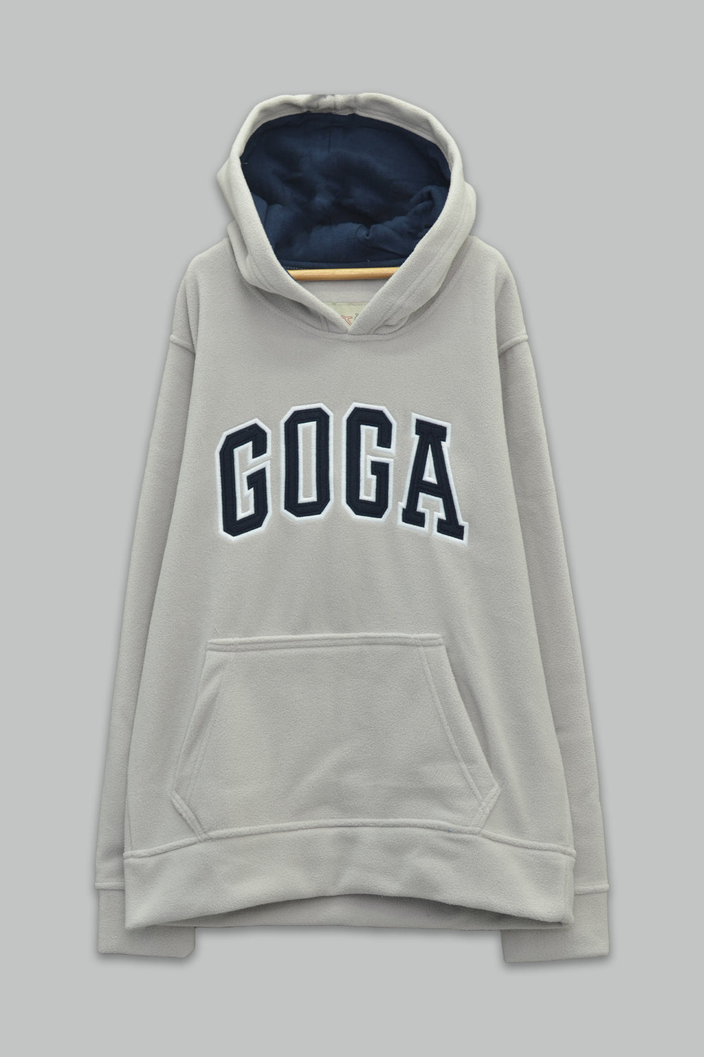 Sudadera polar para Niño bordada con manga larga, capucha ajustable, bolsas frontales y cierre.