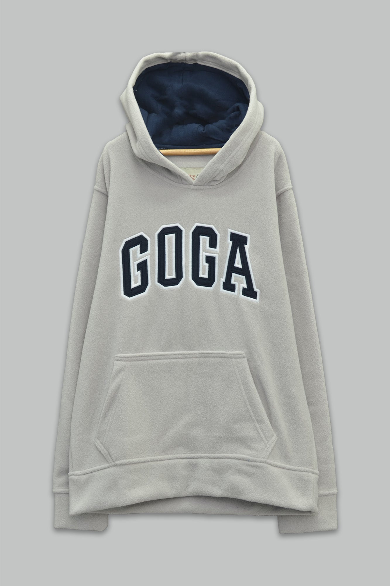 Sudadera polar para Niño bordada con manga larga, capucha ajustable, bolsas frontales y cierre.