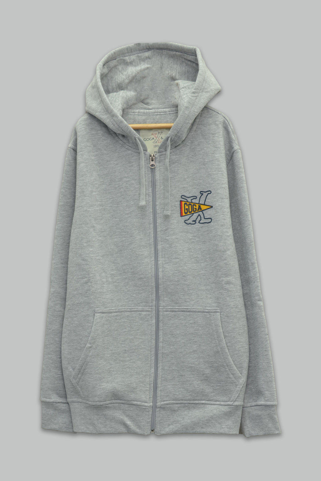 Sudadera felpa para Niño con manga larga, capucha ajustable, bolsas frontales y cierre.
