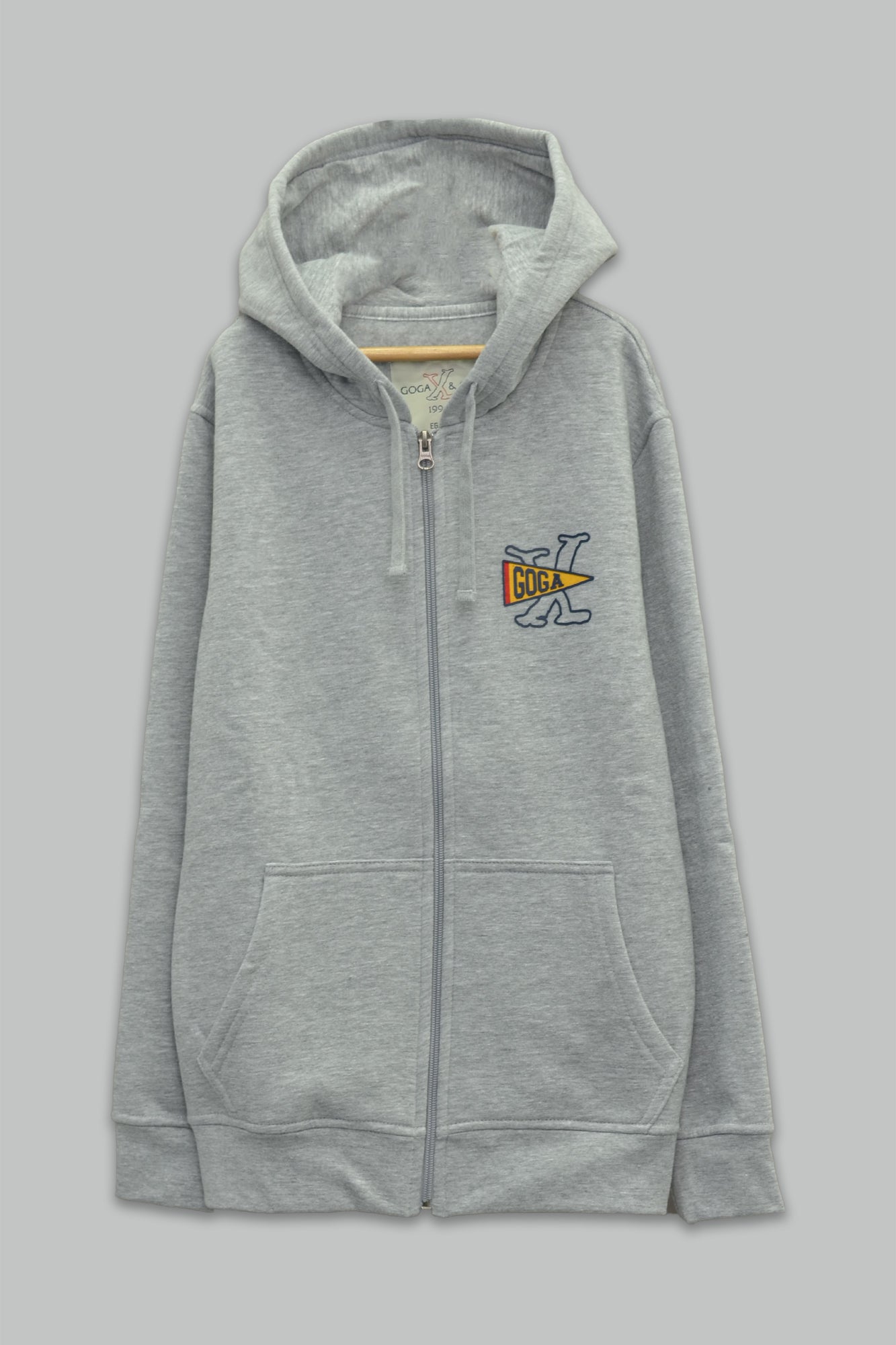 Sudadera felpa para Niño con manga larga, capucha ajustable, bolsas frontales y cierre.