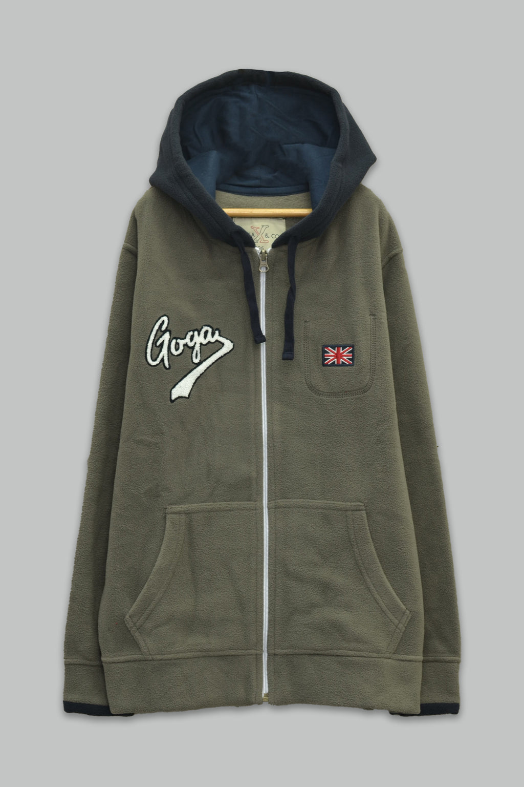 Sudadera polar para Niño bordada con manga larga, capucha ajustable, bolsas frontales y cierre.