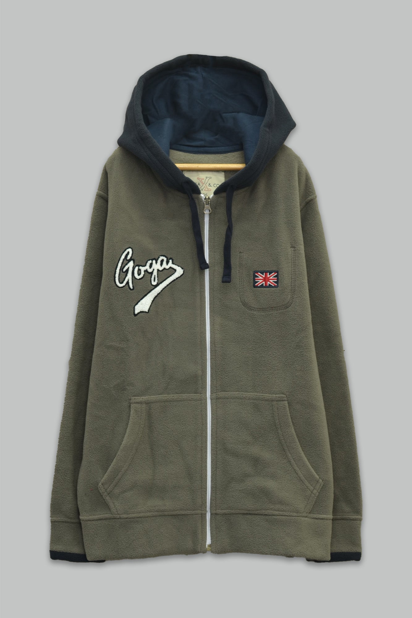 Sudadera polar para Niño bordada con manga larga, capucha ajustable, bolsas frontales y cierre.