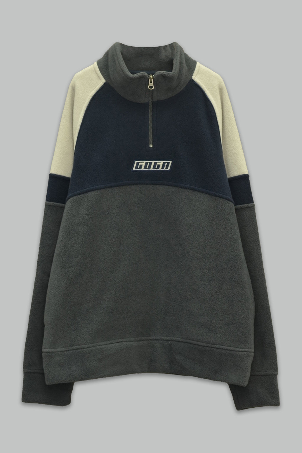 Sudadera polar para Niño bordada con manga larga, cuello alto, bolsas frontales y cierre.