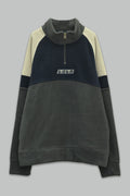 Sudadera polar para Niño bordada con manga larga, cuello alto, bolsas frontales y cierre.