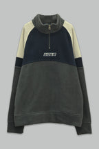 Sudadera polar para Niño bordada con manga larga, cuello alto, bolsas frontales y cierre.