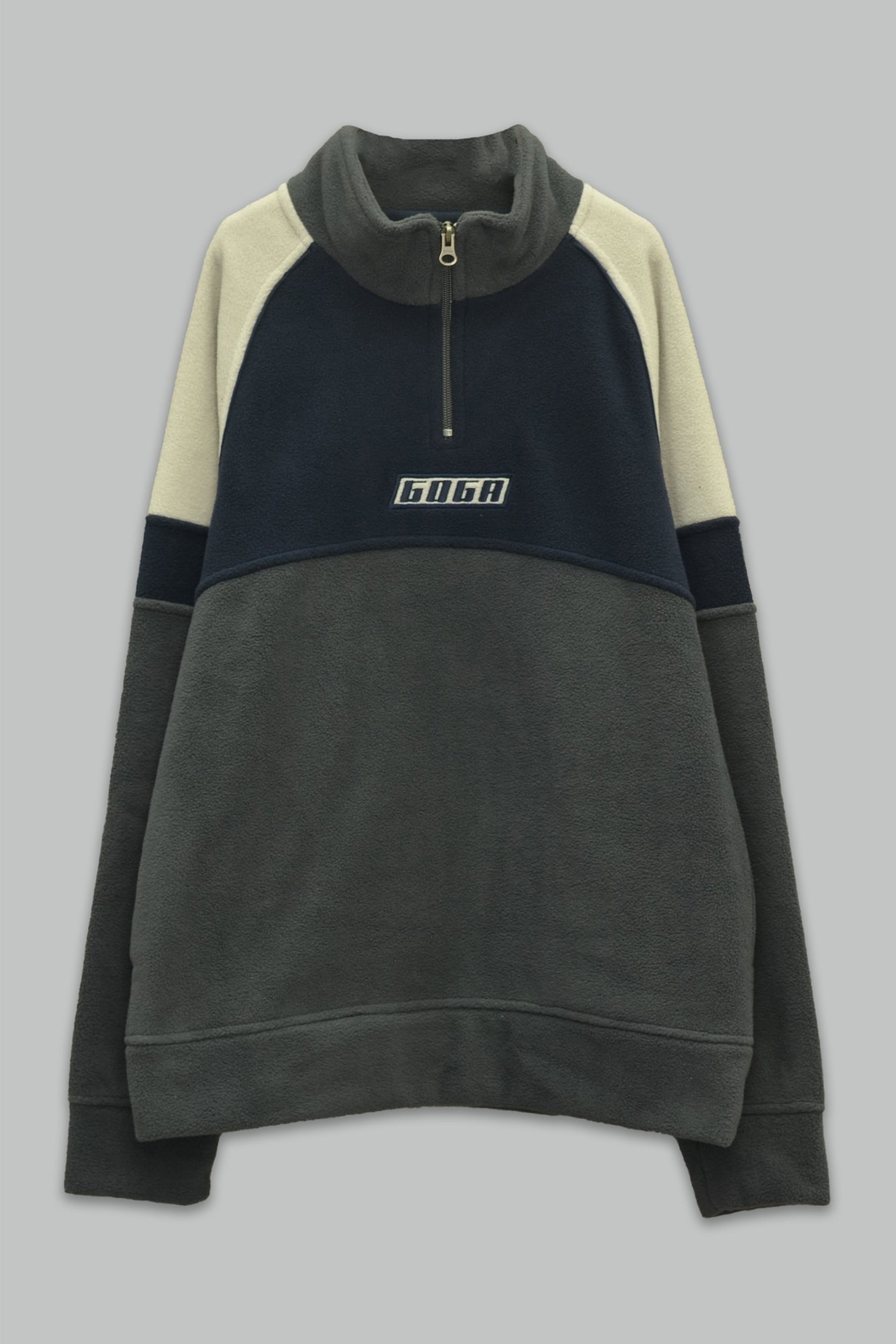 Sudadera polar para Niño bordada con manga larga, cuello alto, bolsas frontales y cierre.